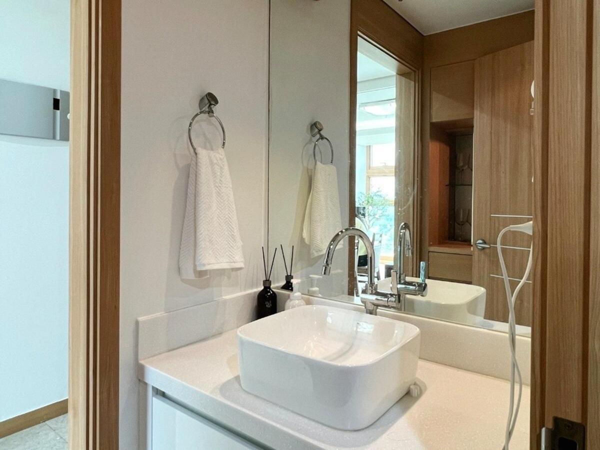 Quiet & Comfy Home, Close To Everything Apartment *